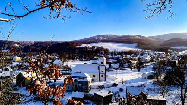 Dorf im Riesengebirge im Winter
