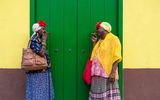 Zwei Cubanische Frauen rauchen Zigarre in La Havana