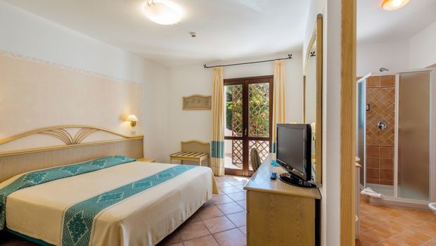 Zimmerbeispiel mit Balkon im Hotel Mon Repos auf Sardinien, Italien