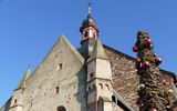 Sankt-Jakobus-Kirche mit weihnachtlichem Rebknorzenbaumspitze in Rüdesheim am Rhein