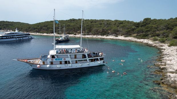 MS Antonela, Außenansicht