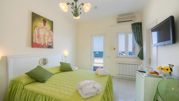 Zimmerbeispiel mit Meerblick im Hotel La Madonnina auf Ischia, Italien