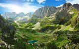Albanische Alpen im Tal mit See