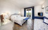 komfortables Zimmer mit Balkon im Grand Hotel Porto Cervo auf Sardinien in Italien