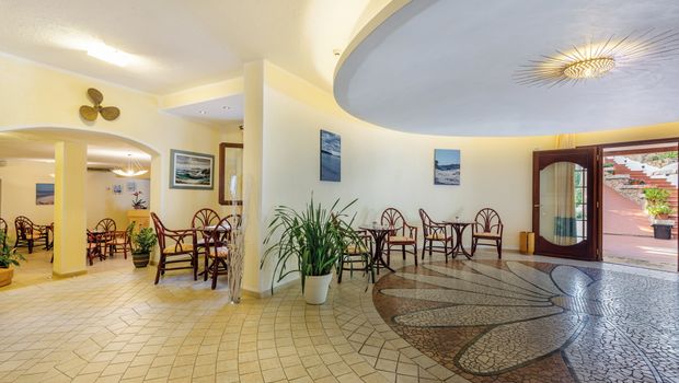 große Lobby mit Blumen-Mosaik im Hotel Mon Repos auf Sardinien, Italien