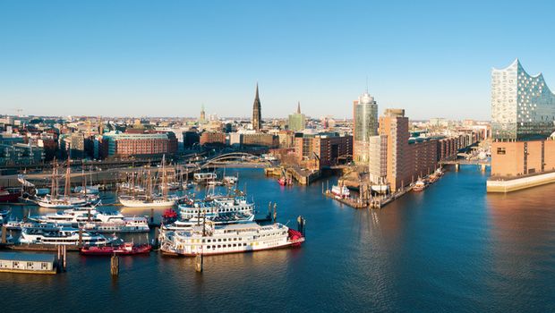 Stadtpanorama mit Elbphilharmonie in Hamburg