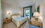 komfortables Zimmer mit Terrasse im Grand Hotel Porto Cervo auf Sardinien in Italien