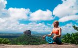 Junge Frau beim meditieren vor dem Sigiriya