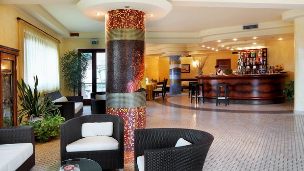 Bar mit Mosaik im Hotel Aktea auf Lipari in Italien