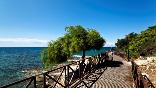 Holzbrücke mit toller Aussicht auf das Meer in Zypern