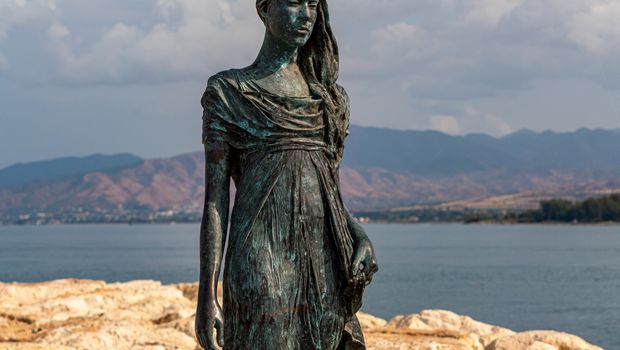 Statue der Königin von Zypern am Meer 