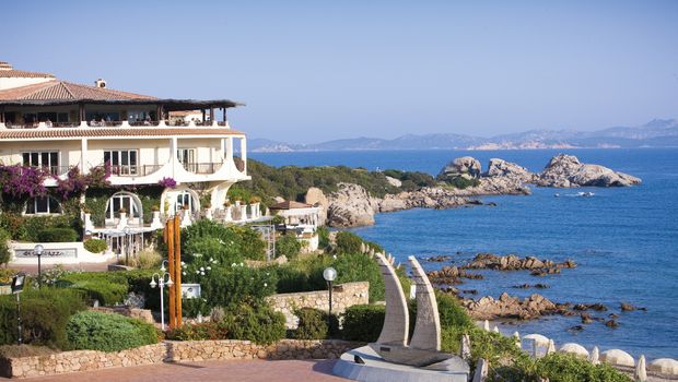 Aussicht auf das Meer vor Club Hotel Baja Sardinia auf Sardinien, Italien