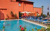 Abkühlen im Pool am Hotel Villa Maria bei Sorrent in Italien