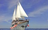 MS Antonela mit gesetzten Segeln
