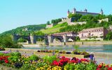 Mainkai mit Blick auf Festung Marienberg in Würzburg