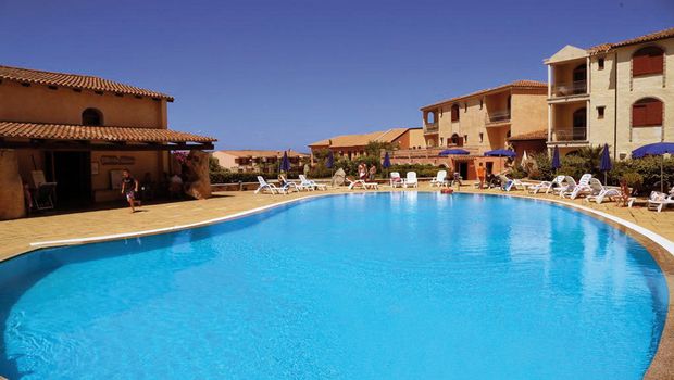 Blick auf den Pool im Hotel Posada auf Sardinien in Italien