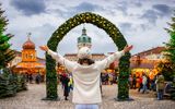 Frau vor einem Weihnachtsmarkt in Berlin
