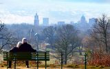 Paar auf Parkbank mit Blick über Potsdam