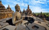 Meditierender Buddha und steinerne Stupas im Tempel von Borobudur