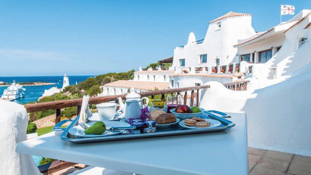 Frühstücken mit Ausblick auf das Meer auf dem eigenen Balkon im Hotel Luci di la Muntagna auf Sardinien in Italien