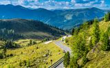 Nockalmberge mit Bergstraße in Kärnten Österreich