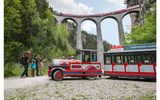 Landwasserexpress unter Landwasserviadukt