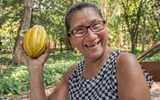 Frau mit Kakaoschoten in Tabasco, Mexiko