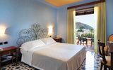 Elegant eingerichtetes Zimmer mit Balkon im Hotel Aktea auf Lipari in Italien. 
