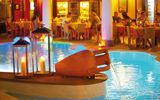 Restaurant mit Springbrunnen im Hotel Arciduca in Italien, Liparische Inseln