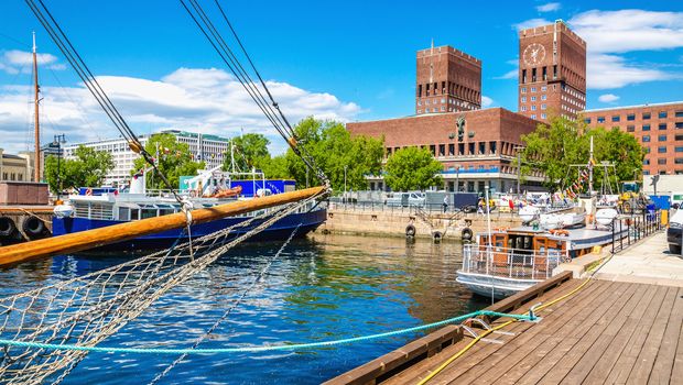 Oslo, Hafen und Rathaus