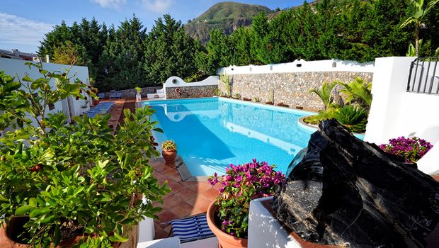 sonniger grüner Poolbereich im Hotel Gattopardo auf Lipari in Italien