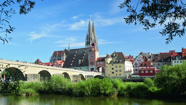 Regensburg, Stadtansicht mit Steinerne Brücke