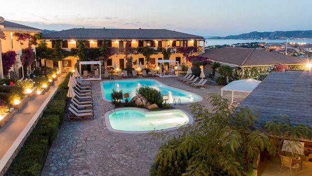 Baden am Abend in den beleuchteten Pools im Hotel Palau auf Sardinien in Italien