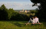 Canterbury mit Paar auf Bank