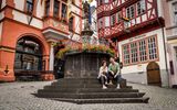 Bernkastel-Kues_Pärchen_sitzt_am_Brunnen_c_
