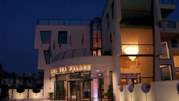 Eingangsbereich am Abend von Hotel Sea Palace auf Sizilien in Italien