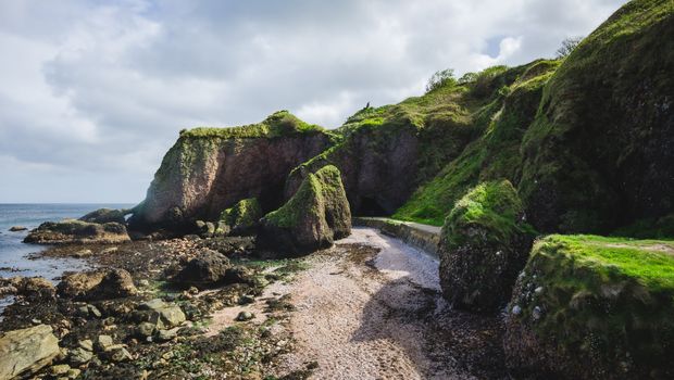 Landschaft der Cushendun Höhlen