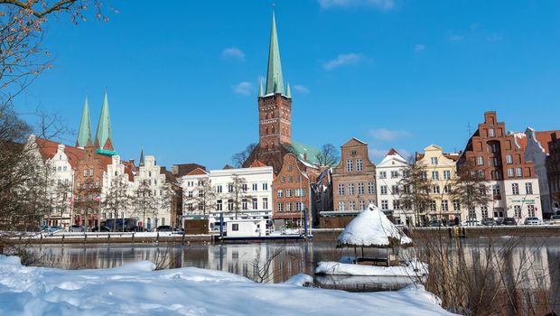 Giebelhäuser an der Trave im Winter