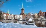 Giebelhäuser an der Trave im Winter