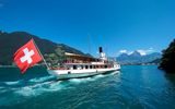 Schweizer Schiff auf Vierwaldstättersee mit Flagge