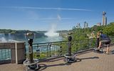 Blick von der Plattform auf die Niagara Wasserfälle 