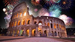 Buntes Feuerwerk über dem Kolosseum in Rom