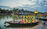 Hafenstadt Hoi An mit beleuchteten Booten