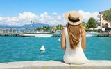 Frau am See in Sirmione 