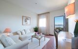 große Sitzecke und Balkon im Zimmer von Hotel Palau auf Sardinien in Italien