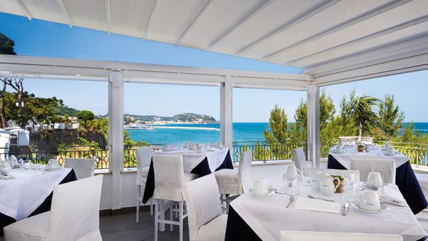 Restaurant Außenbereich mit Aussicht auf das Meer bei Hotel La Madonnina  auf Ischia, Italien