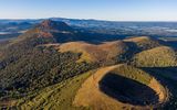 Luftpanorama der Vulkane Puy Pariou und Puy de Dome