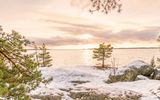 Sonnenaufgang über der Seenlandschaft bei Turku