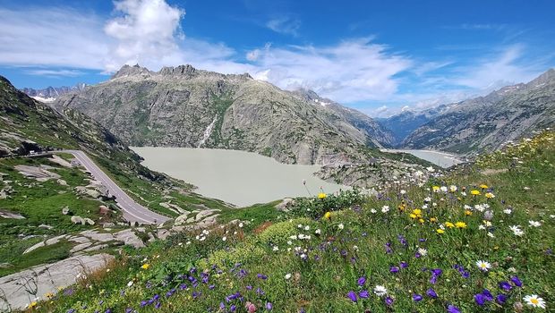 Schweizer Grimselpass mit Grimselsee