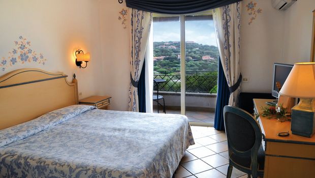 Zimmerbeispiel mit Balkon und toller Aussicht im Grand Hotel Porto Cervo auf Sardinien in Italien